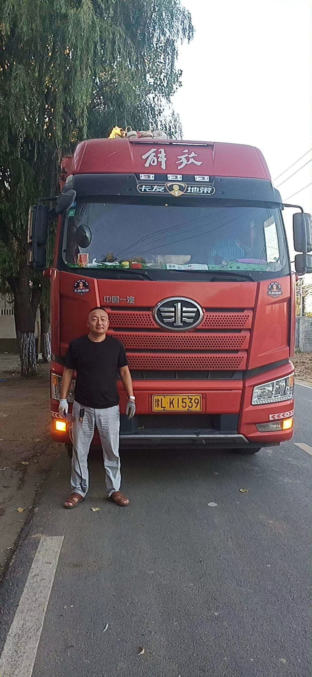 山東威海多功能衛(wèi)生紙復(fù)卷機+餐巾紙機發(fā)貨